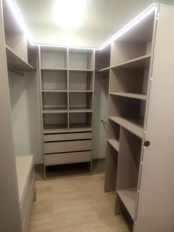 Гардеробная ниша с наполнением и откатными дверями