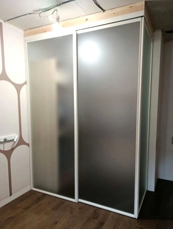 Угловая перегородка в профиле Aristo Fusion со стеклами сатинат