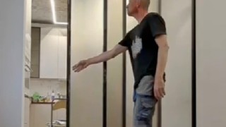 Межкомнатная перегородка с подвесными дверями и каскадным типом открывания. Система профилей: Aristo 4 in 1, ручка Fusion Black, наполнение - калёные стёкла сатинат