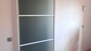 Межкомнатная подвесная дверь-перегородка со стеклами сатинат в белом профиле
